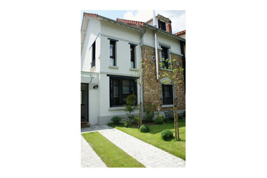 Idées déco pour une façade de maison contemporaine.