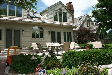 Example of a transitional patio design in Chicago