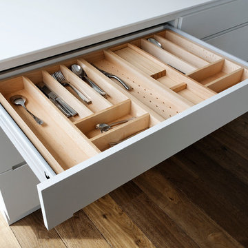 Schubladen mit Griffmulden / Drawers with recessed grips