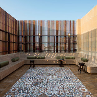 ムンバイの大きいコンテンポラリースタイルのおしゃれな屋上のデッキの写真