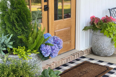 Small cottage porch idea in Birmingham
