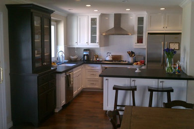 Kitchen - traditional kitchen idea in Orange County