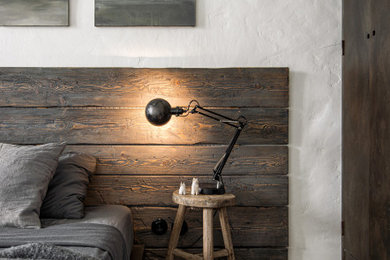 Imagen de dormitorio principal nórdico pequeño con paredes blancas, suelo de madera pintada y suelo blanco