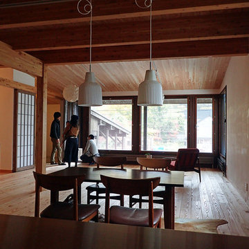 円山と折り重なる屋根の家