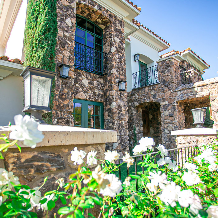 This contemporary home remodel in Summerlin, NV was so fun for the MFD Team! Bringing the Mediterranean style to the desert, this exterior focuses on lush greenery and stone accents.