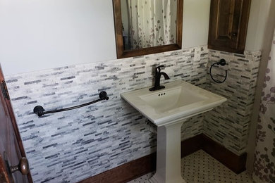 Country bathroom photo in Chicago
