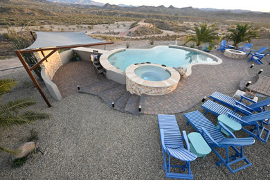 Diseño de piscinas y jacuzzis infinitos de estilo americano a medida en patio trasero con adoquines de ladrillo
