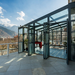 ムンバイのエクレクティックスタイルのおしゃれなデッキの写真