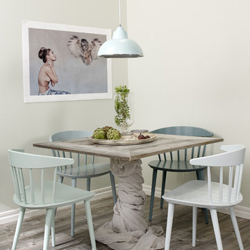 Vägg och stolar Caparol Kulör Verona 75, Verona 80, Verona 85, Malachit 55 och M