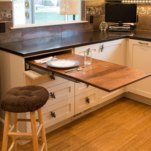 На фото: с высоким бюджетом маленькие отдельные, п-образные кухни в стиле фьюжн с раковиной в стиле кантри, фасадами в стиле шейкер, бежевыми фасадами, фартуком из стеклянной плитки, техникой из нержавеющей стали и полом из бамбука без острова