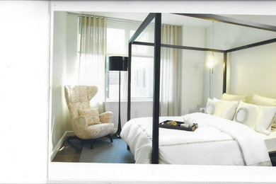 中くらいなモダンスタイルのおしゃれな客用寝室 (白い壁、無垢フローリング、暖炉なし) のレイアウト