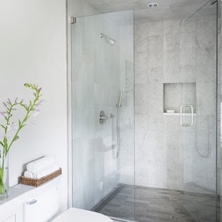 Ispirazione per una piccola stanza da bagno con doccia minimalista con ante bianche, doccia alcova, WC a due pezzi, piastrelle beige, piastrelle in gres porcellanato, pareti bianche, pavimento in gres porcellanato, lavabo sottopiano, top in quarzo composito, pavimento grigio e porta doccia a battente