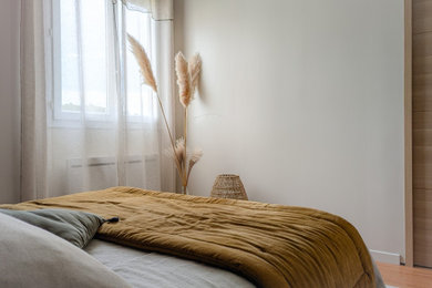 Cette image montre une chambre minimaliste.