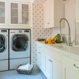 ロサンゼルスの中サイズのカントリー風おしゃれな洗濯室 (アンダーカウンターシンク、シェーカースタイル扉のキャビネット、白いキャビネット、赤い壁、磁器タイルの床、左右配置の洗濯機・乾燥機) の写真