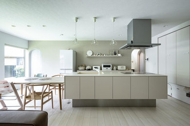福岡にある北欧スタイルのおしゃれなキッチン (ベージュのキッチンカウンター、クロスの天井、グレーとクリーム色、ベージュのキャビネット、白い調理設備、淡色無垢フローリング、ベージュの床) の写真