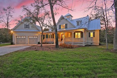 Example of a farmhouse home design design in Charleston