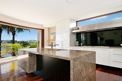 Inspiration for a large contemporary home design in Gold Coast - Tweed.