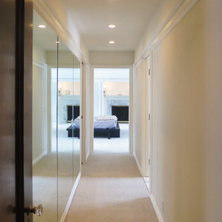 Idéer för en klassisk hall, med vita väggar, heltäckningsmatta och grått golv