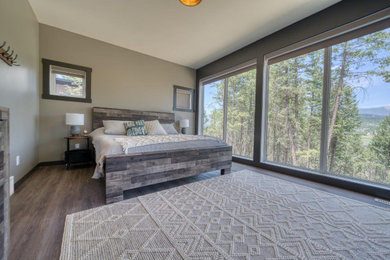 Ejemplo de dormitorio principal minimalista grande con paredes grises, suelo vinílico y suelo beige