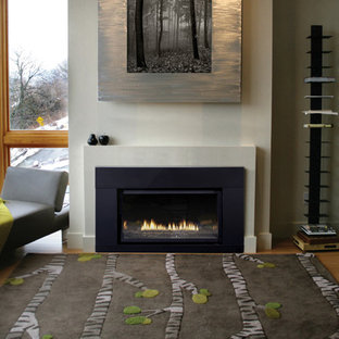 Idéer för ett litet modernt allrum med öppen planlösning, med ett finrum, vita väggar, ljust trägolv, en standard öppen spis, en spiselkrans i metall och beiget golv