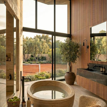 Baño Casa Lacum — Tina de piedra frente a la cancha y los olivos
