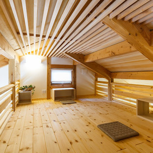 他の地域のモダンスタイルのおしゃれなホームオフィス・仕事部屋 (白い壁、淡色無垢フローリング、茶色い床) の写真