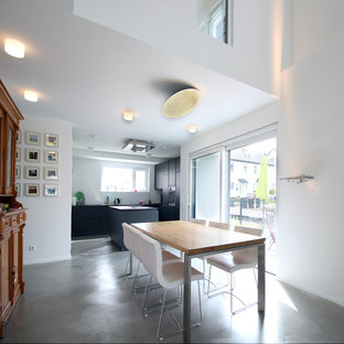 ボンのコンテンポラリースタイルのLDKの画像 (コンクリートの床、白い壁)