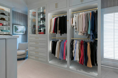 Foto de armario vestidor de mujer clásico renovado de tamaño medio con armarios con rebordes decorativos, puertas de armario grises, moqueta y suelo gris