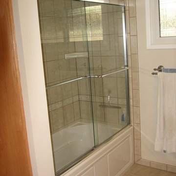 Garden Grove Soaking Tub and Makeup area