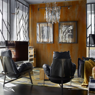 Foto på ett funkis vardagsrum, med orange väggar och en fristående TV