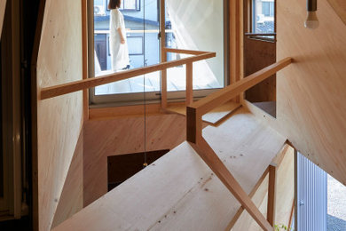 Aménagement d'un petit escalier droit industriel en bois avec des marches en bois, des contremarches en bois, un garde-corps en bois et éclairage.
