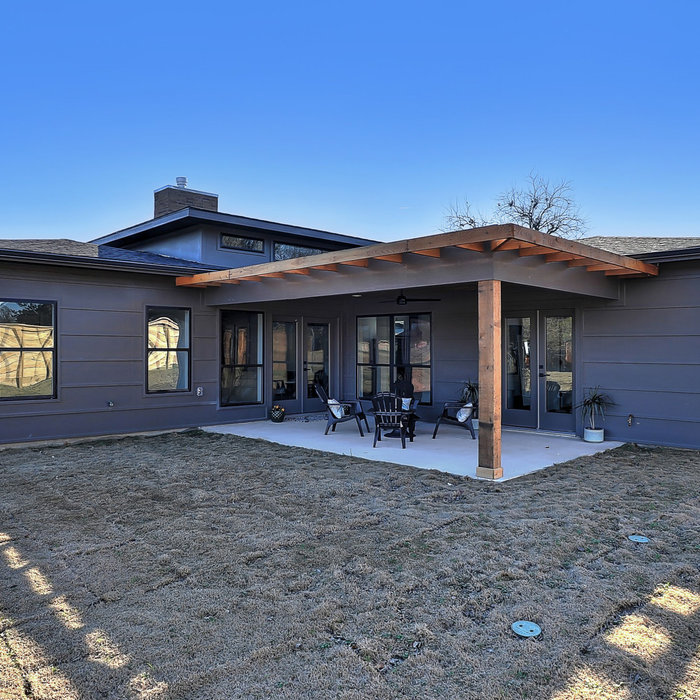 Example of a mid-century modern patio design in Austin