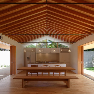 京都のコンテンポラリースタイルのLDKの画像 (淡色無垢フローリング、白い壁、茶色い床)