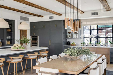 Example of a kitchen design in Los Angeles