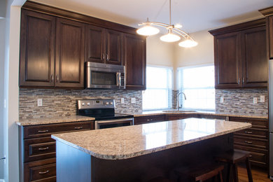 Example of a transitional home design design in Detroit