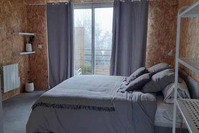 Imagen de dormitorio principal y blanco y madera ecléctico de tamaño medio sin chimenea con suelo de linóleo, suelo gris, madera y madera