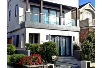 Inspiration for a modern exterior home remodel in Los Angeles