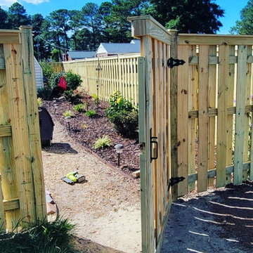 Shadowbox fence with trim