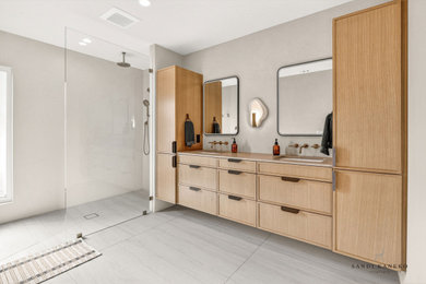 Example of a minimalist bathroom design in Los Angeles