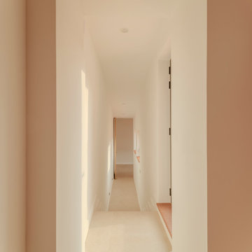 Vista del pasillo desde la cocina hacia una de las habitaciones