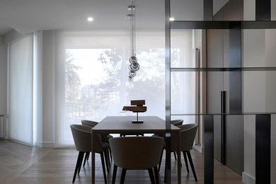 Imagen de comedor de cocina contemporáneo con paredes beige y suelo marrón