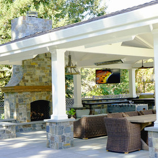 Cette photo montre une grande salle de cinéma craftsman ouverte avec un sol en ardoise et un sol gris.