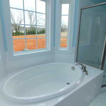 Soaking tub with cantilever