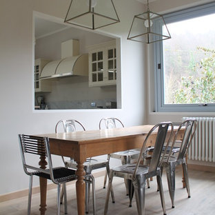 フィレンツェの中サイズのコンテンポラリースタイルのLDKの画像 (ベージュの壁、淡色無垢フローリング)