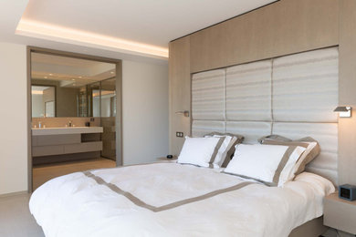 Aménagement d'une très grande chambre parentale contemporaine avec un mur blanc, un sol en carrelage de céramique et un sol beige.