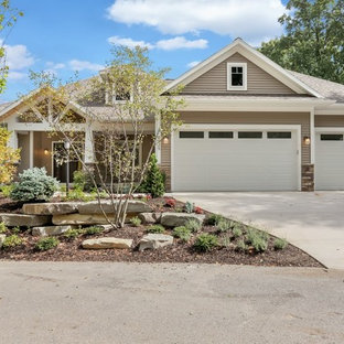 Zweistöckiges, Beigefarbenes Uriges Einfamilienhaus mit Holzfassade, Walmdach und Schindeldach in Grand Rapids