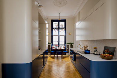 Aménagement d'une grande cuisine contemporaine.