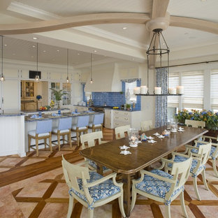 フィラデルフィアの広いトラディショナルスタイルのLDKの画像 (セラミックタイルの床、茶色い床、ベージュの壁、暖炉なし)