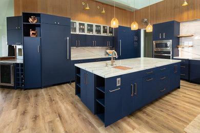 Kitchen - contemporary kitchen idea in Hawaii