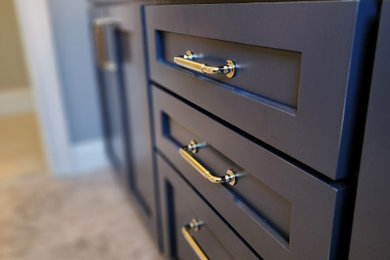 Example of a transitional home design design in Boston